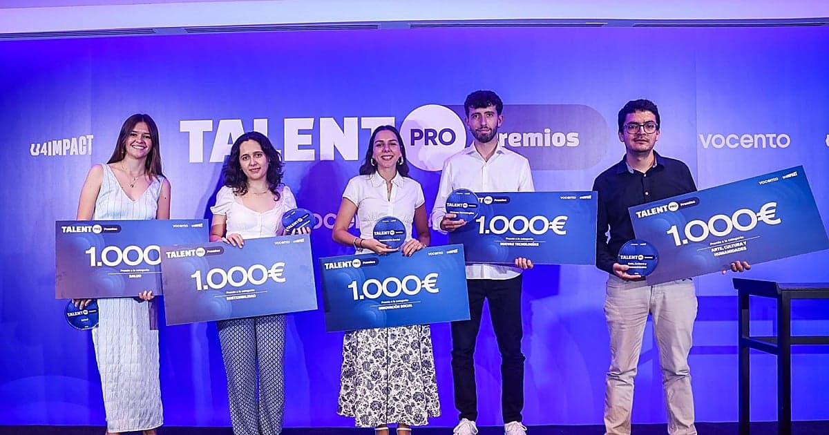 Los cinco estudiantes premiados en TalentPRO posan al acabar el evento