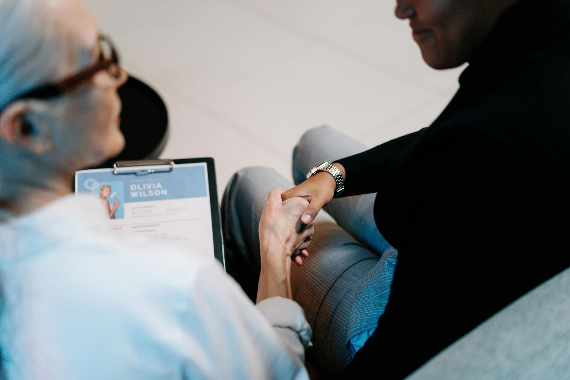 Foto de cottonbro studio: https://www.pexels.com/es-es/foto/mujer-obteniendo-una-entrevista-de-trabajo-5989931/