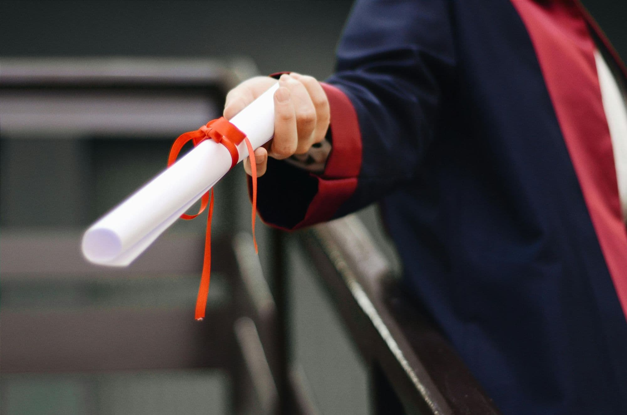 Foto de Gül Işık: https://www.pexels.com/es-es/foto/persona-sosteniendo-pergamino-blanco-2292837/