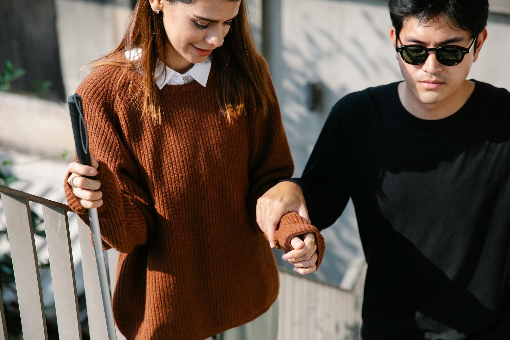 Foto de Eren Li: https://www.pexels.com/es-es/foto/hombre-gafas-de-sol-brazo-mujer-7188531/