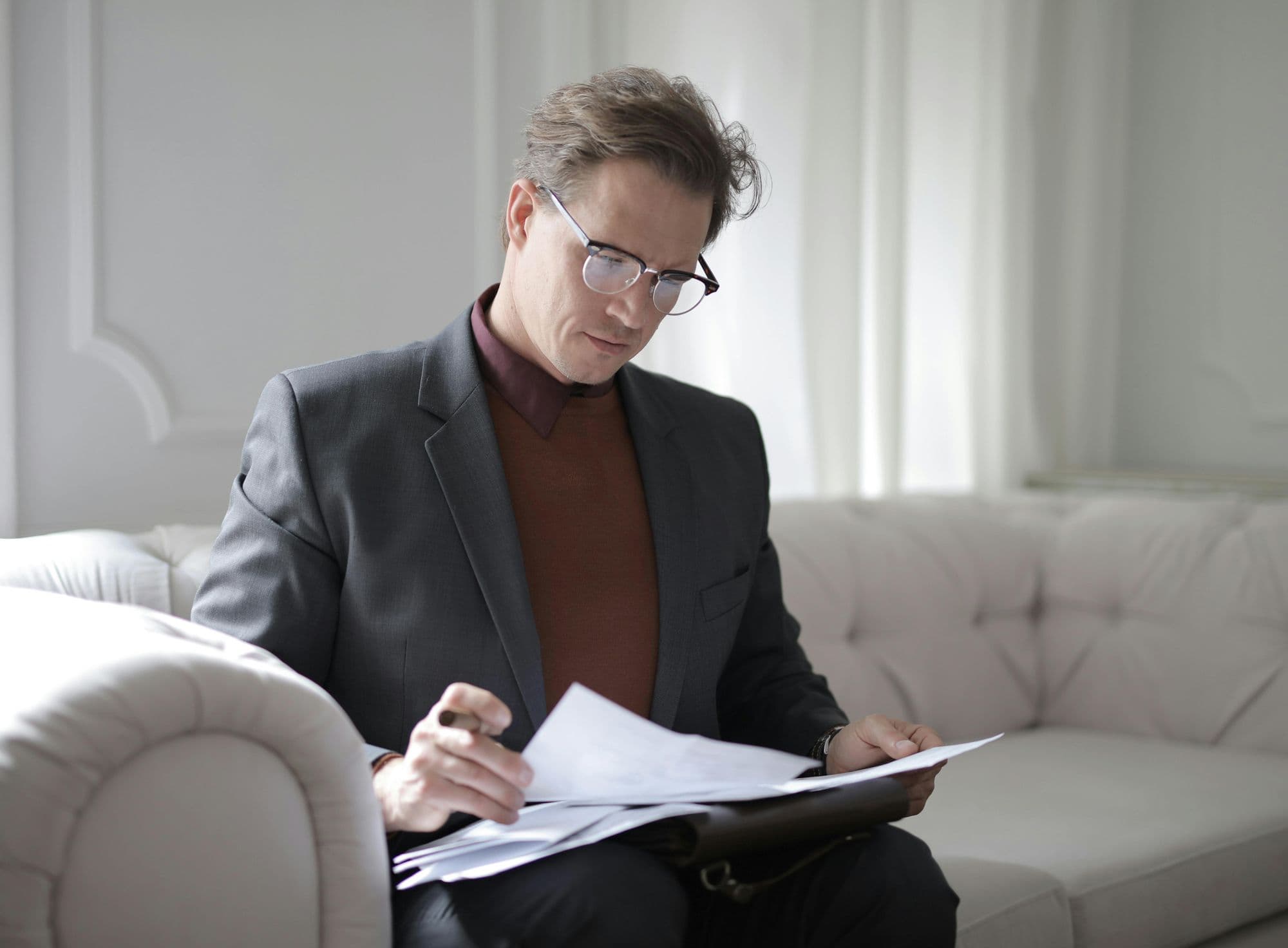 Foto de Andrea Piacquadio: https://www.pexels.com/es-es/foto/hombre-ejecutivo-con-clase-leyendo-documentos-en-el-sofa-3760514/